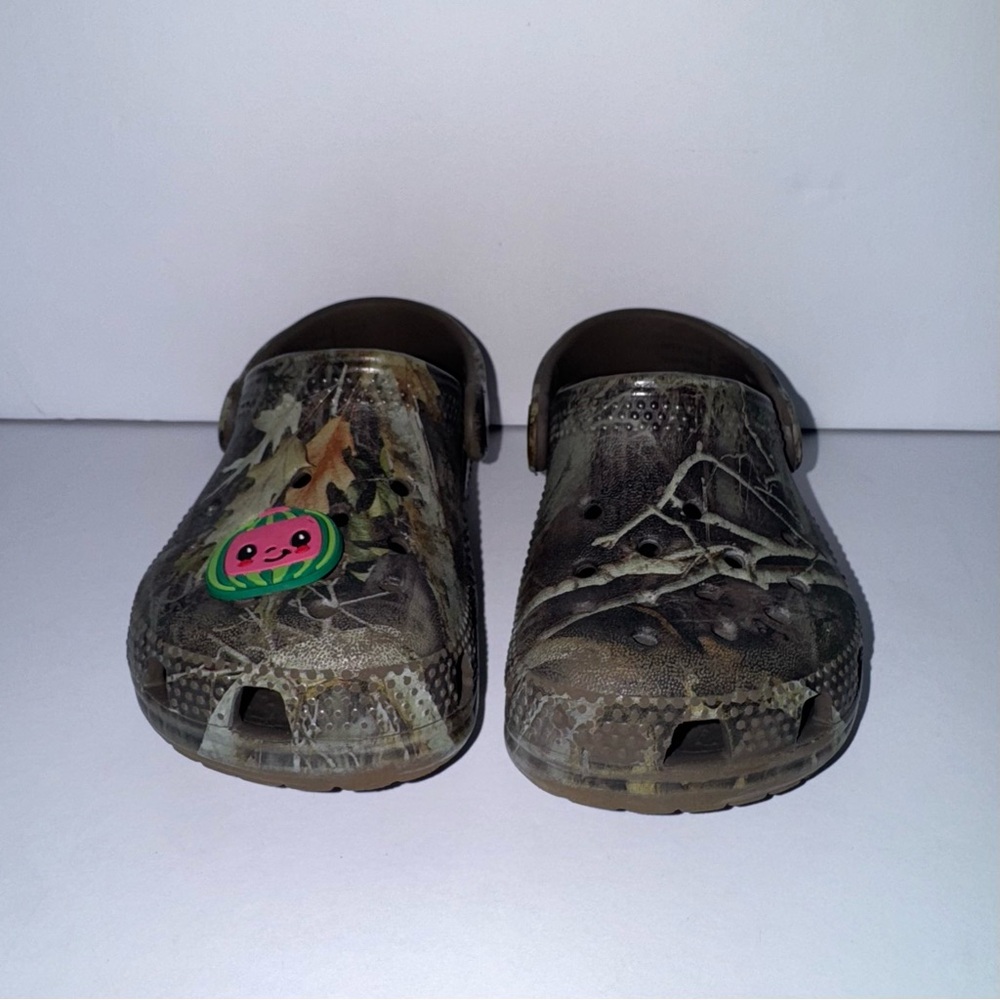 CROCS Kids Toddler Camouflage Slippers with Fun Charm Size 7